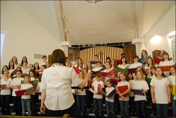The concert began with a collaboration between the Jubilation Handbell Choir and the Community Youth Choir, conducted by Lisa Hornung. Jaya Hoy and Gary Gansauge accompanied the musicians.