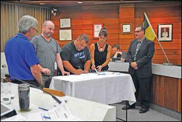 The City of North Battleford and CUPE Local 287 signed a three-year labour services contract at Monday's council meeting. Human resources manager for the City, Susan Degenstein, said, "This year we had a very successful round of negotiations." She said they'd chosen a different format this year than last. "I think it turned out to be a very good respectful negotiation &#8230; and I think both sides are very, very pleased." Taking part in the signing were Mayor Ian Hamilton, Local 287 president Dan Superlak, CUPE representative Gary Day, City Clerk Debbie Wohlberg and City Manager Jim Puffalt. The agreement expires March 31, 2017.