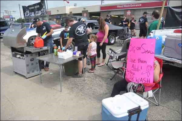 A number of car enthusiasts were on hand at Northside Esso Saturday afternoon for a good cause. Members of the non-profit Battlefords Bent Rodz Car Club staged a breast cancer fundraiser, with proceeds going towards the Canadian Cancer Society. For $10 drivers could get their cars washed by the volunteers from the car club. The volunteers also served up burgers alongside the row of club members&#8217; cars that were on display.