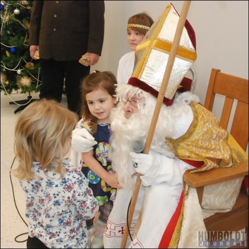 Alexis Ell (centre) and Jasmin Stolz (left) were among the first children to greet St. Nikolaus.