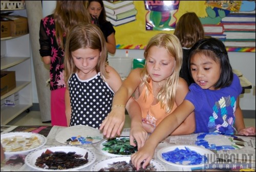 Mosaic fun
There were plenty of different-coloured glass scraps for (from left) Kylie Weber, Shelby Warford, and Lara Cabanilla to choose from at the Reid-Thompson Public Library, July 31. Children used their imaginations to make mini-mosaics during an afternoon of crafts as part of the TD Summer Reading program in Humboldt.