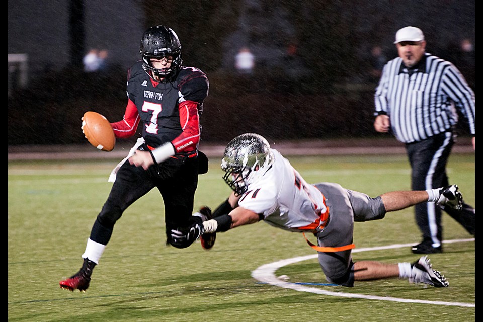 112114 - Coquitlam, BC
Chung Chow photo
High School quarter-final football.
Terry Fox (black) vs New West