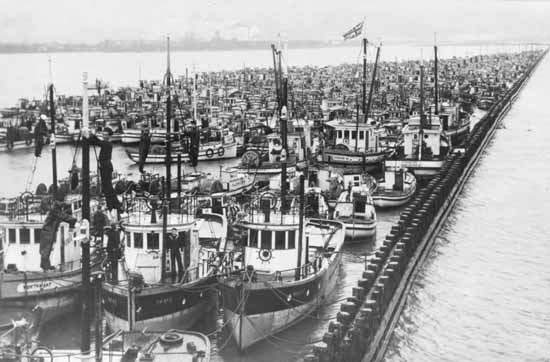 Hundreds of fishing boats owned by Japanese-Canadians were seized and tied up on the Fraser River. Vancouver Public Library photo: 26951