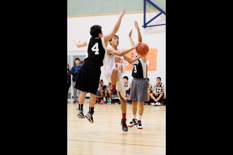 New West Hyacks vs. Moscrop in BNW high school juenile boys basketball at Moscrop.