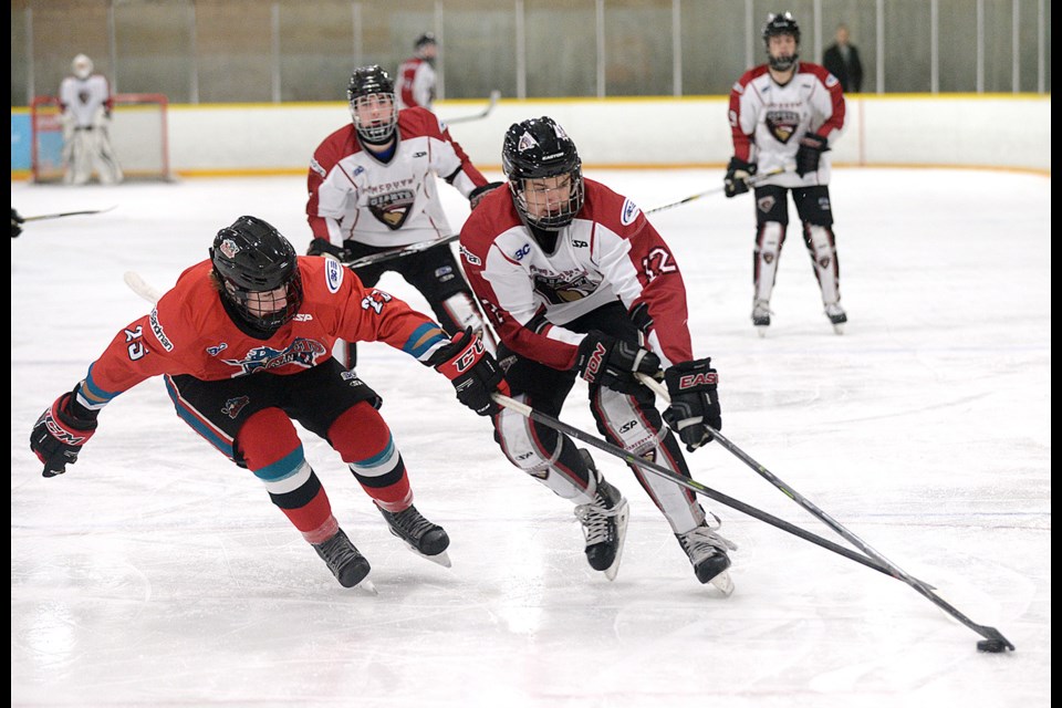 12-21-14
Northwest Giants vs Okanagan Rockets on B.C. major midget hockey at Burnaby Winter Club.
Photo: Jennifer Gauthier