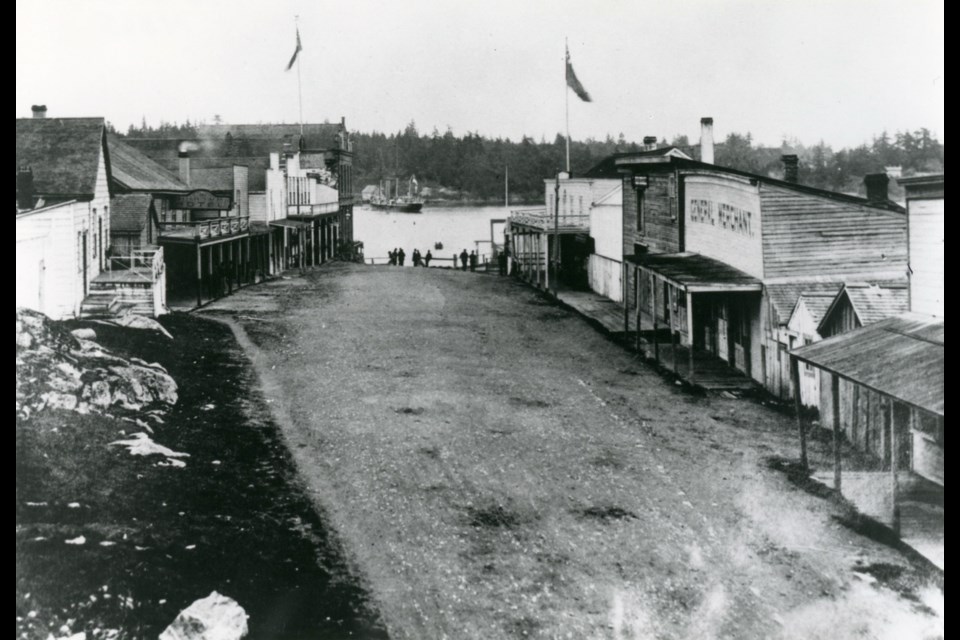 A photo from about 1889 shows the north end of Pioneer Street, home to a number of hotels. The Howard Hotel and the Globe Hotel, with the flagpole, are on the left. On the right is Brunsdon's Hotel, which has a flagpole as well as a veranda.