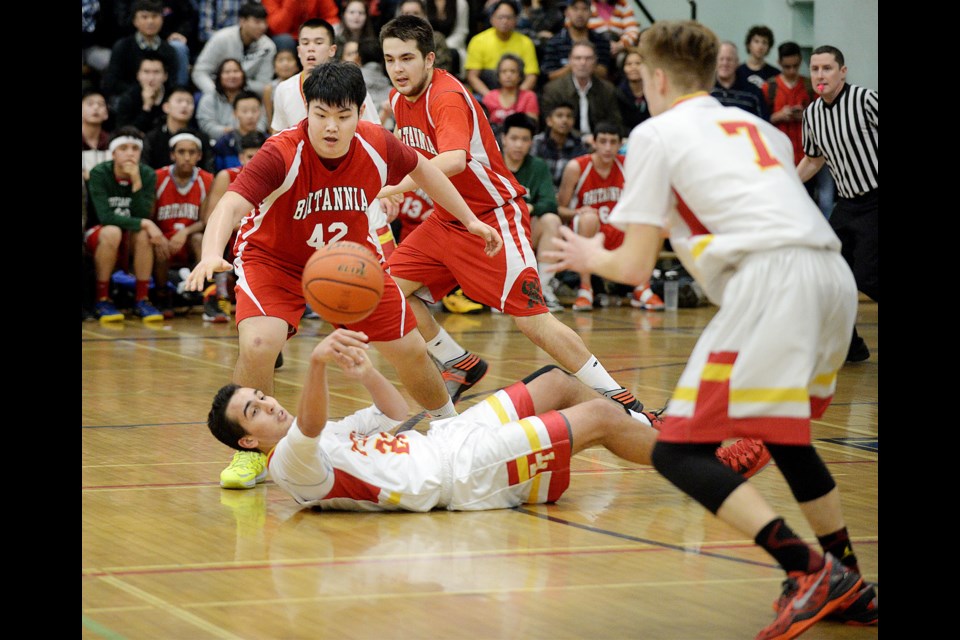 Tupper's Niko Mottus (No. 22) fires off a pass to Chris Schneller (No. 7) in the Vancouver AA/AAA senior boys city championship final at Churchill secondary on Feb. 13, 2015. Tupper defeated Britannia 78-67. Photo Jennifer Gauthier