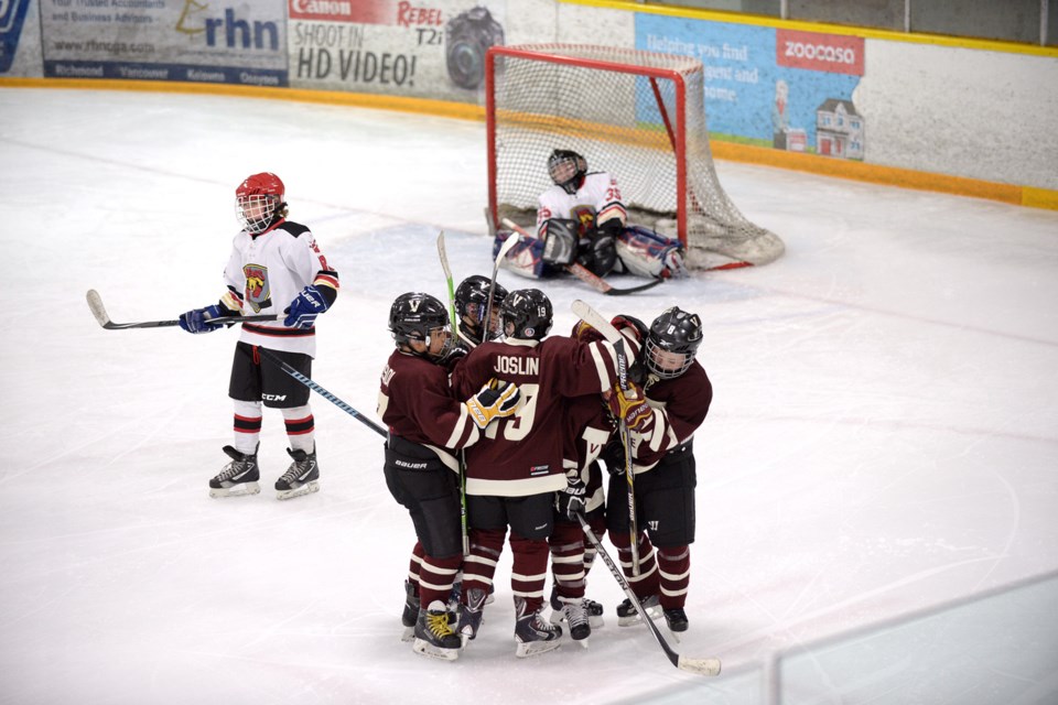 05-16-15
Power Edge Pro Showcase hockey tournament, Bears (white) vs Vipers (maroon).
Photo: Jennifer Gauthier