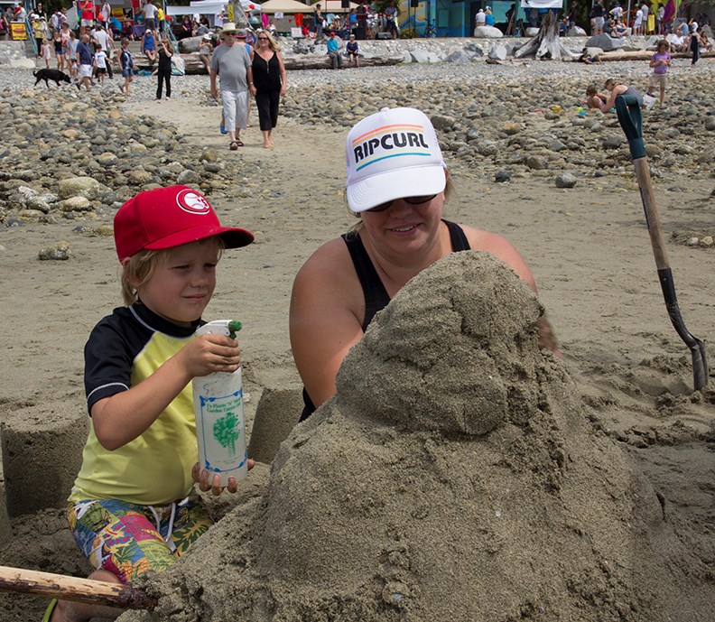 sandcastle kid w mom