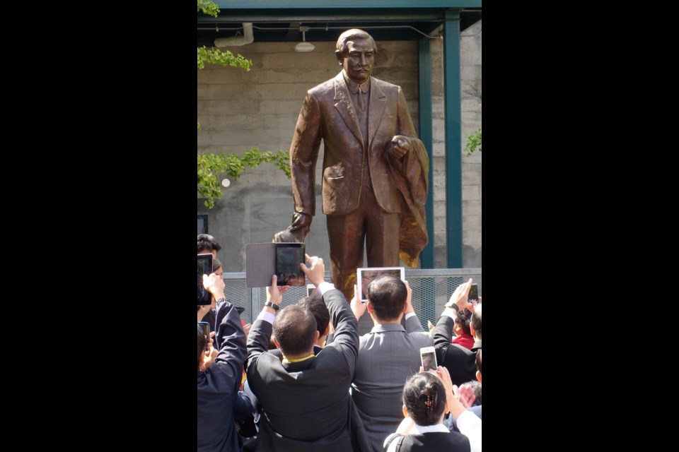A bronze statue of Dr. Sun Yat Sen, who led the revolution that overthrew the Qing Dynasty in China in 1911, was unveiled downtown last Sunday by his granddaughter, Dr. Lily Sun.