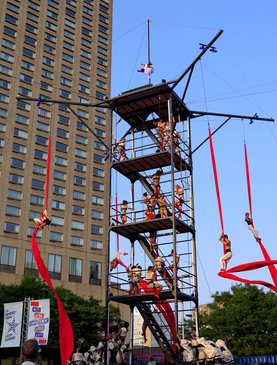 Les Minutes Complètement Cirque