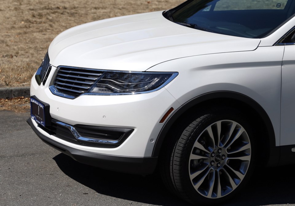 VKA-2016 Lincoln MKX09135.jpg