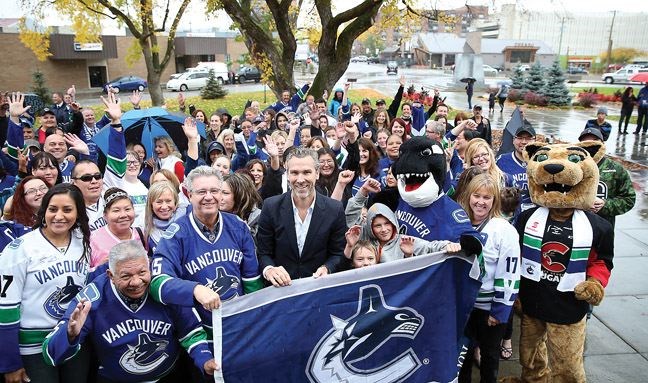 city-raises-canucks-flag.19.jpg