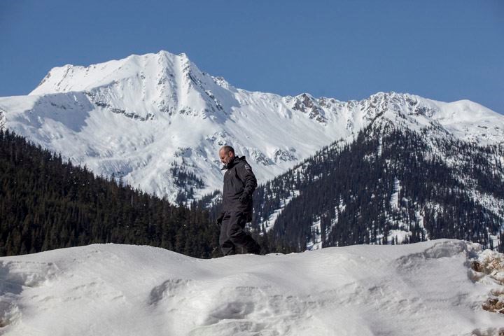 avalanche-danger-workers.05.jpg