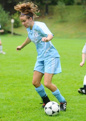 Tasha Donoghue moves the ball.