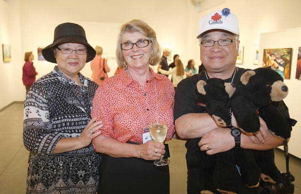 Masako and Bob Araki flank featured artist Enda Bardell.