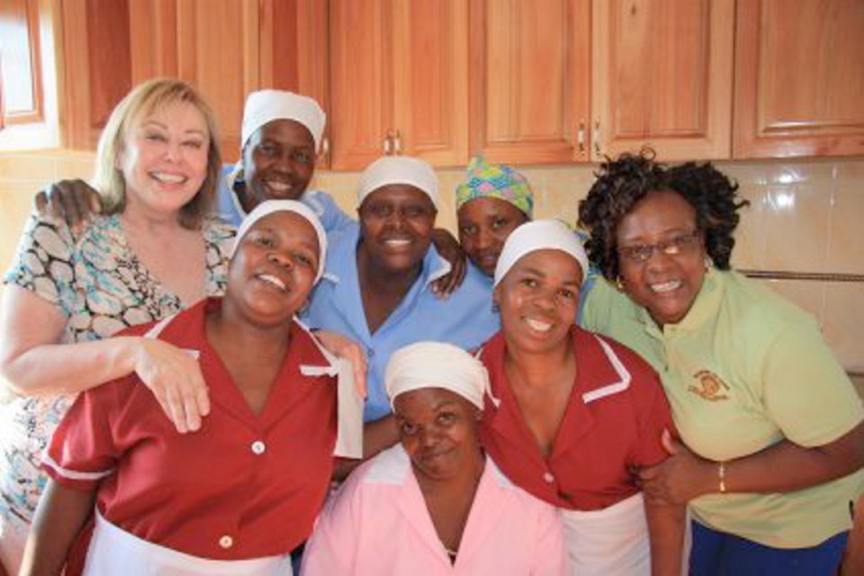 Marianne Schaubeck, left, the driving force behind African Preschools Society, poses with Mazinyane’s kitchen staff and its dynamic principal, Luzeli Khosa, right.