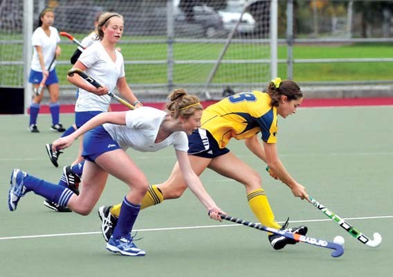 Handsworth (white) and Collingwood (yellow) in senior field hockey final at Rutledge field at Ambleside.