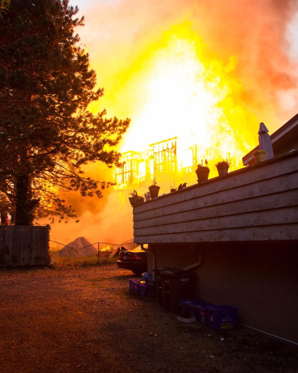 Fire at townhouse complex in Cedar Hill area - photo