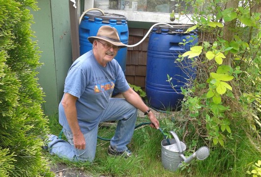 Garden rain barrel