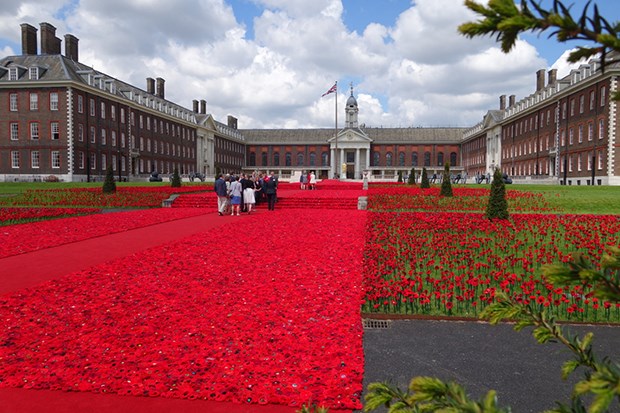 Some 300,000 individually hand-crafted poppies covered nearly 2,000sq m (21,000sq ft) in front of the Royal Hospital Chelsea, which houses war veterans, in a display sponsored by Australia’s Victoria State Government – based on an original project by Lynn Berry and Margaret Knight to crochet 120 poppies to “plant” at the Shrine of Remembrance in Melbourne.