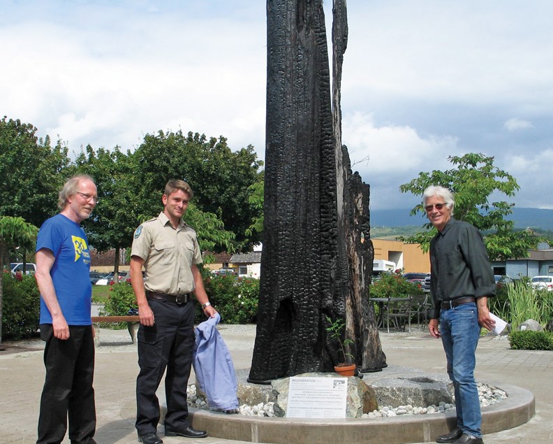 Sechelt Mayor Bruce Milne, Forest Service’s Stephen Gemmell and artist Gordon Halloran unveil the memorial plaque for the Regeneration artwork on July 16.