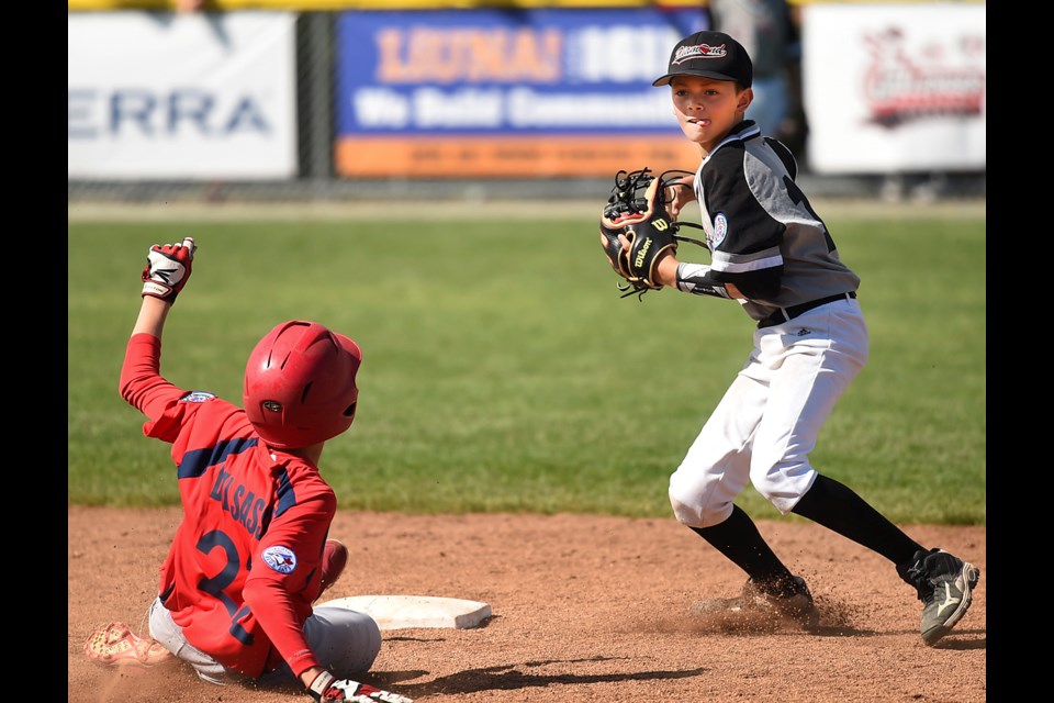 Quebec's Alex Blais gets ready to send the ball to first base after making the out at second.