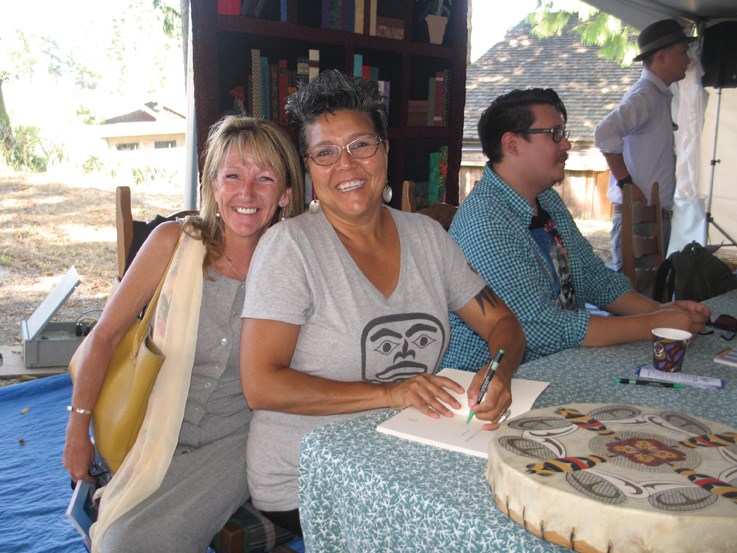 Joyful aboriginal poet Janet Rogers (centre) meets the Festival sponsor of the poetry session, Julie Hegyi.