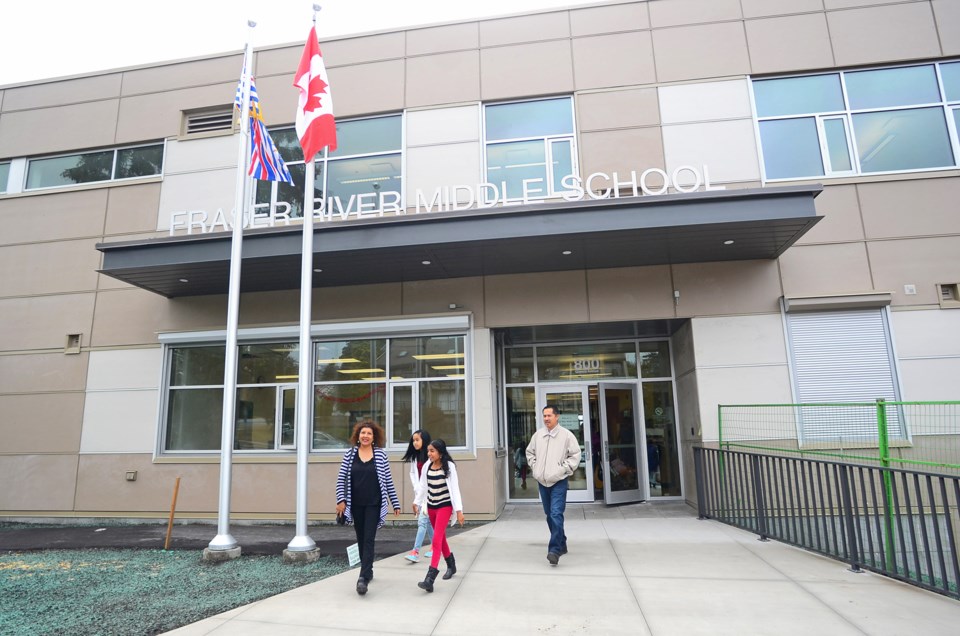 In the middle: New school gets high marks_0