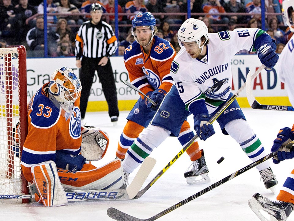 Alexandre Grenier in front of the net.