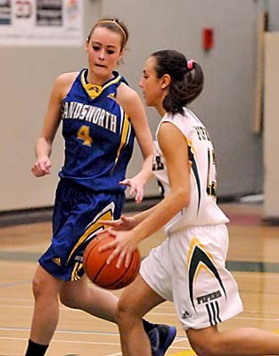 The Handsworth Royals (in blue) battle the Argyle Pipers in a hotly contested North Shore senior girls premier league game Thursday. The Royals came away with a last-minute 70-68 victory.