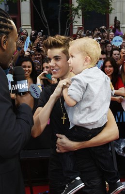 Justin Bieber arrives with his little brother Jaxon on the MMVA 2012 Red Carpet.