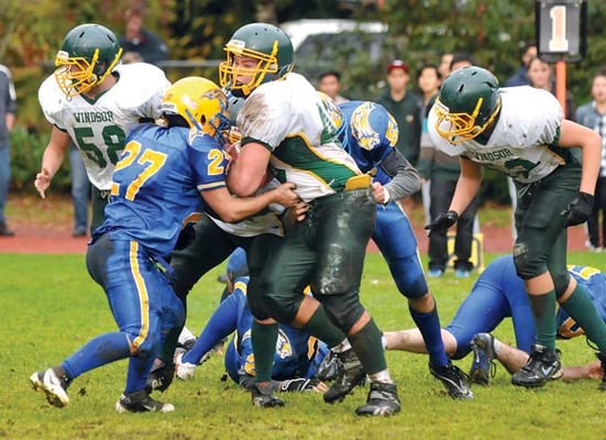 Handsworth (blue) and WIndsor (white) in their last regular season AA football game.