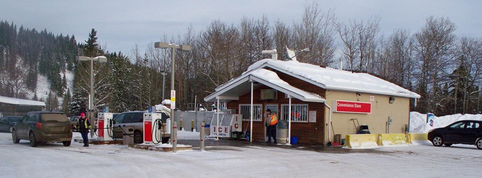 discrimination-gas-bar-dism.jpg