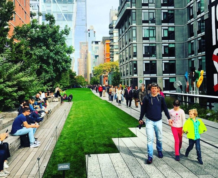 Families, locals and tourists alike enjoy a leisurely walk along New York City’s High Line park. Photo Michael Kissinger