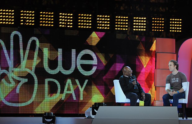Nobel Peace Prize winner Archbishop Desmond Tutu chats with We Day
co-founder Craig Kielburger.