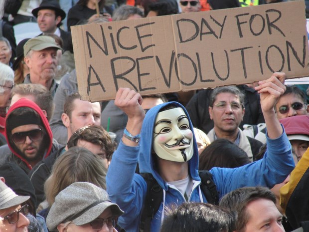An estimated 2,000 people gathered on the Vancouver Art Gallery lawn Saturday to support the Wall Street protest in New York.