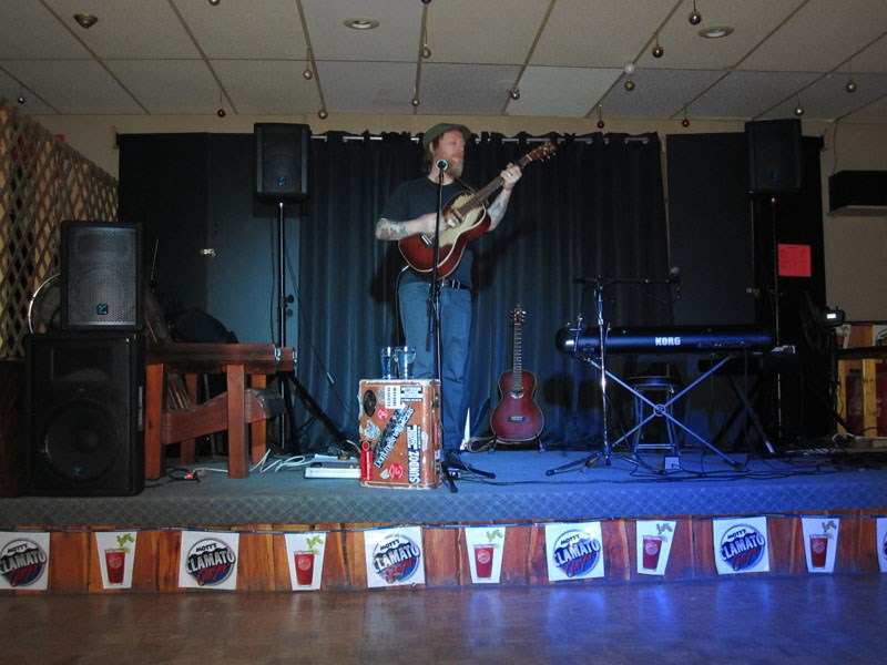 Scott Nolan imparting his smooth sound for the patrons of the Snow Lake Motor Inn.