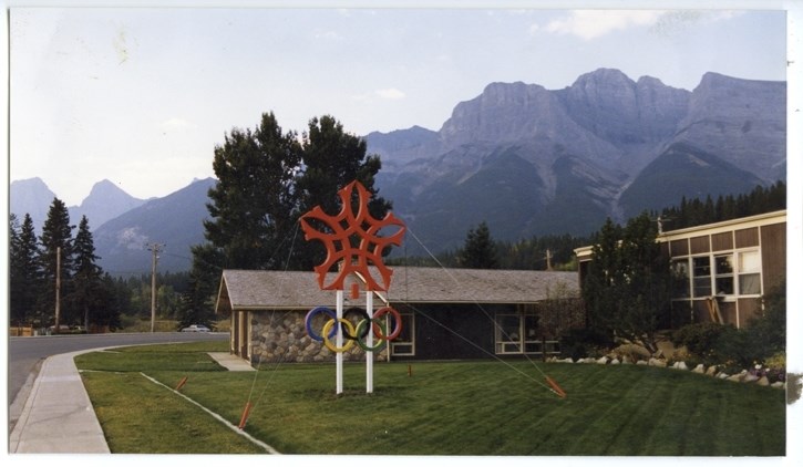 The Calgary ‘88 Olympic Logo is installed on the lawn of the old Canmore Town Office (Historic image reference 1000_380_04007).