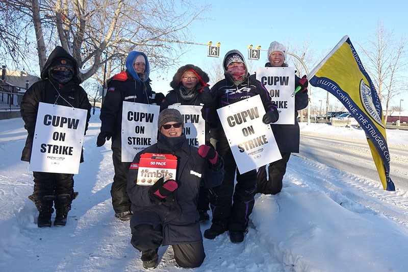 Canadian Union of Postal Workers employees in Thompson on the picket line Nov. 16, the coldest day