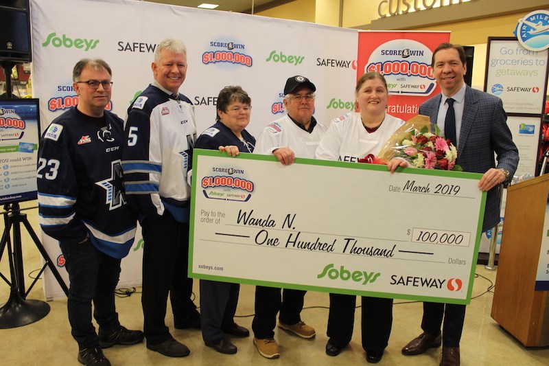 TSN broadcaster Gord Miller (far right) presents Score & Win contest winner Wanda Nabess and her husband Garry with a cheque for $100,000. From left to right, city councillor Les Ellsworth, Thompson MLA Kelly Bindle and Mayor Colleen Smook were also on hand for the March 9 presentation at Safeway.