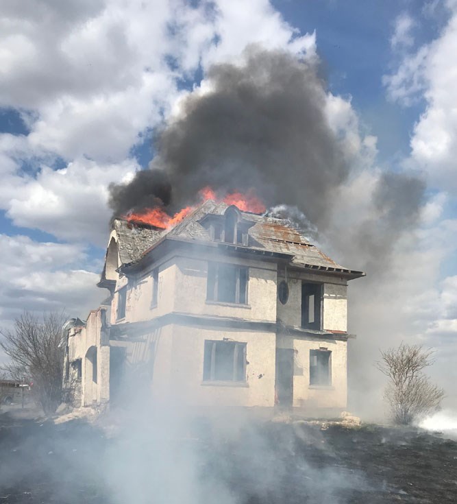 00 The Mansion is ablaze on May 7, 2019. PHOTO/BILL ELLIOTT