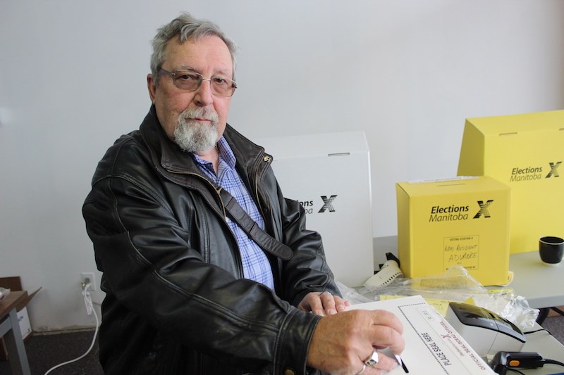 Milton Goble votes in provincial election in Thompson (Aug. 29, 2019)