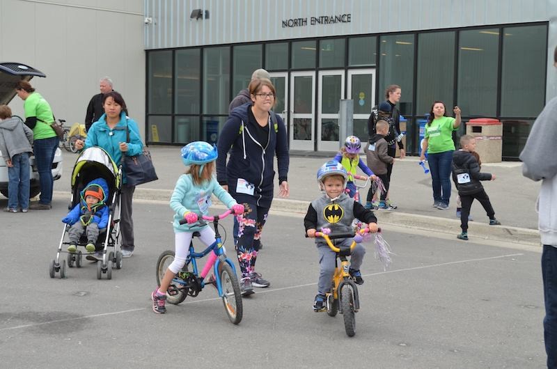 Northern residents depart from the Thompson Regional Community Centre during the 2017 Terry Fox Run.