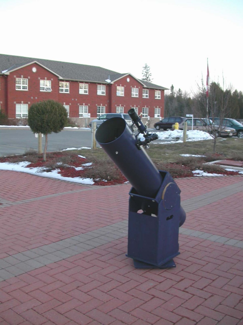 A telescope like this 1977 model with a Dobsonian mount that has no electronics costs abotu $600 to