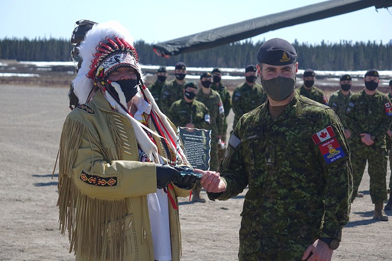 Manitoba Keewatinowi Okimakanak Grand Chief Garrison Settee presents a plaque May 8 to the Canadian Armed Forces in recognition of their assistance with mass vaccination efforts in Northern Manitoba First Nations.