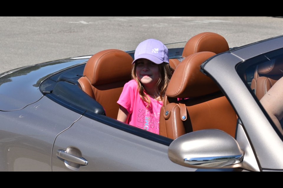 Kynley and her mum Jody enjoy a tour by her school in a convertible!
