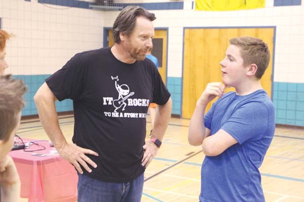Author Sigmund Brouwer and MC Knoll student Avery Wilkins talk stories.