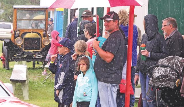 Midale parade watchers