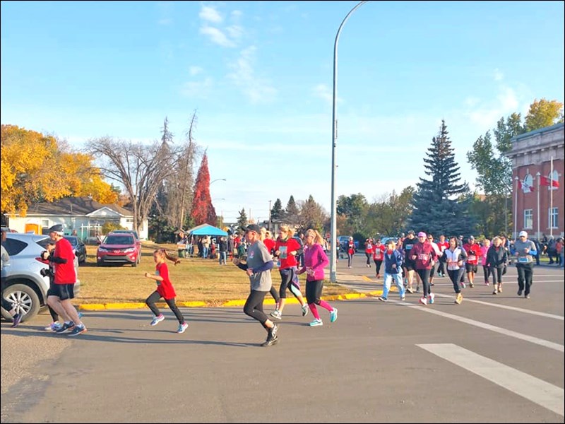 Runners rounding the corner past Town Hall.